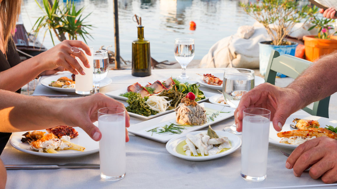 Table à Manger Traditionnelle Turque Et Grecque Avec Boisson Alcoolisée  Spéciale Raki. Ouzo Et Raki Turc I